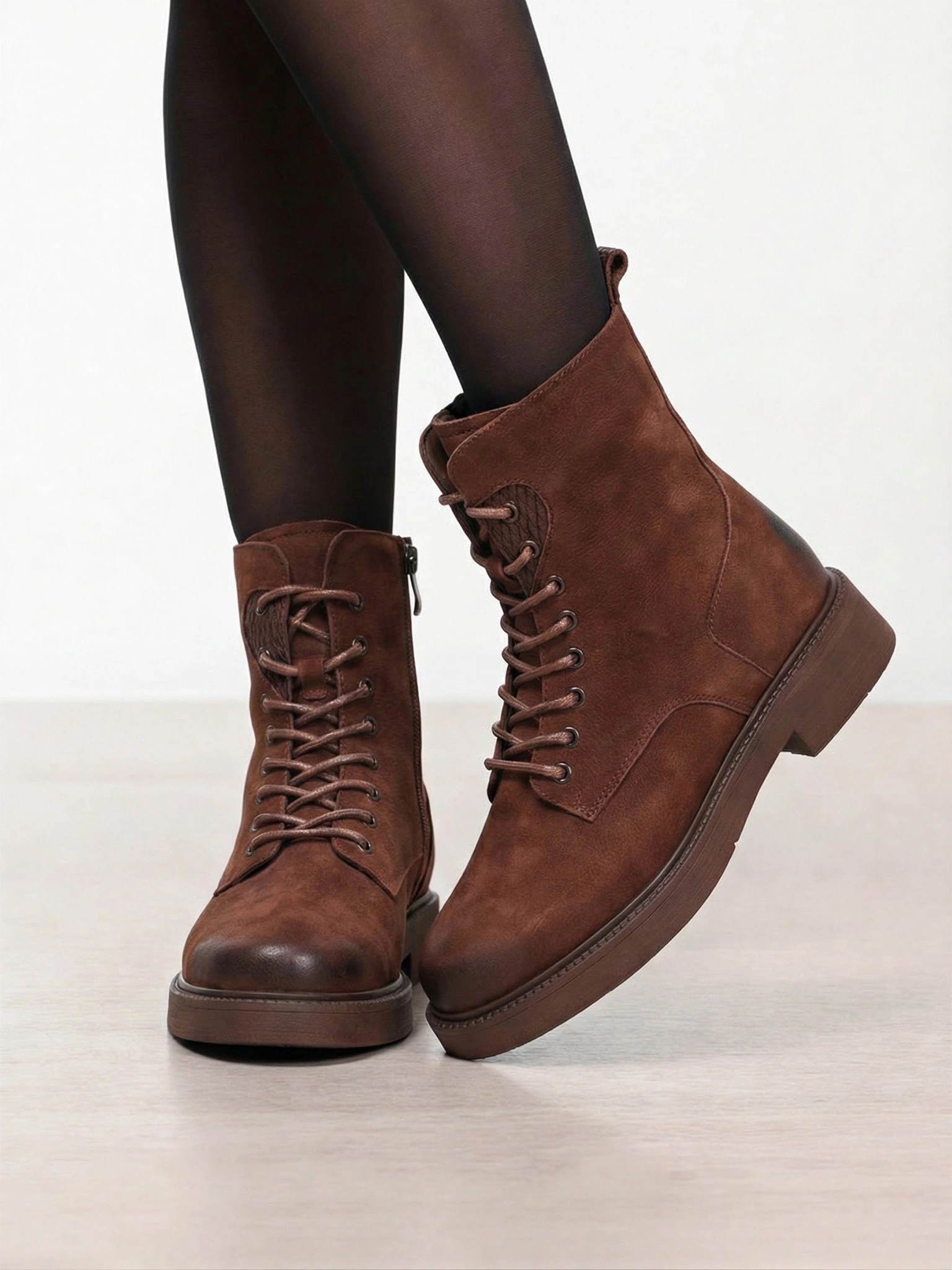 Ботинки-дерби коричневого цвета на среднем каблуке